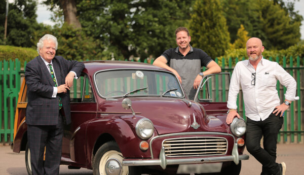 Morris Minor Traveller i Maserati Ghibli