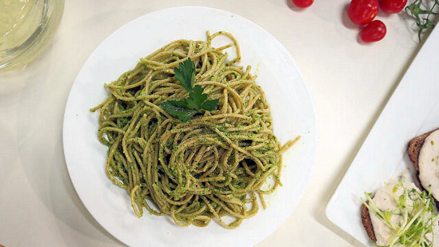 Spaghetti z pesto z pietruszki