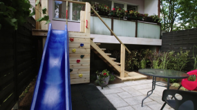 "Polowanie na ogród": plac zabaw w małym ogródku ze ścianką wspinaczkową i zjeżdżalnią